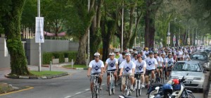 PARA peserta berbasikal yang menyertai program Road Safety - In Memory For Yu Wei membuat kayuhan merentasi bahagian pulau Pulau Pinang.