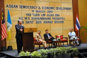 SUKHUMBAND Paribatra (kiri sekali) menyampaikan ucapan beliau sambil diperhatikan Anwar Ibrahim (duduk, kanan sekali), Ketua Menteri dan Mansor Othman (dua dari kiri) sempena penganjuran Forum Pembangunan Ekonomi dan Demokrasi ASEAN di sini baru-baru ini.