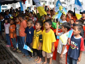 SEBAHAGIAN penduduk pelbagai lapisan bangsa dan umur yang hadir pada Majlis Pelancaran WiFi Percuma di Dewan Sri Pantai, Bayan Lepas di sini.