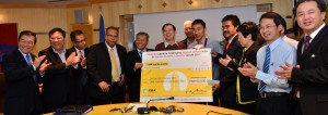 BARISAN pucuk pimpinan negeri Pulau Pinang bersama meraikan pencapaian cemerlang Lee Chong Wei (lapan dari kiri) pada Sukan Olimpik London 2012 dengan penyampaian insentif khas RM100,000 kepada beliau di Komtar baru-baru ini.