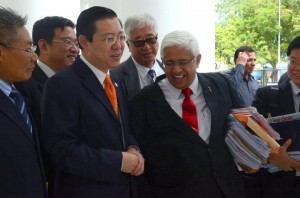 ADUN Seberang Jaya, Datuk Arif Shah Omar Shah (tiga dari kanan) ceria ketika memperkatakan sesuatu kepada Ketua Menteri sambil diperhatikan barisan Exco.