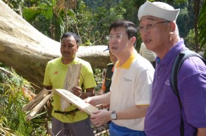 KETUA Menteri memegang cebisan pokok Gaharu yang ditebang secara haram sambil diperhatikan Phee Boon Poh (kanan sekali) dan wakil JPNPP dalam lawatan khas ke Taman Botani Pulau Pinang di sini baru-baru ini.