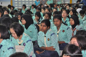 AHLI-ahli Persatuan Pandu Puteri (Cawangan Negeri Pulau Pinang) tekun mendengar taklimat bersempena penganjuran Girl Guide Go Green Campaign.