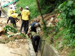 PARA Pekerja Am MPPP bertungkus-lumus membersihkan saki-baki lumpur di Pangsapuri Green Garden, Paya Terubong.