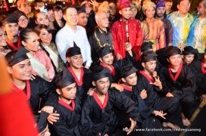 ABDUL Rahman Abbas (barisan ketiga dari bawah, lima dari kiri) dan Ketua Menteri bergambar kenang-kenangan bersama-sama sebahagian peserta yang menjayakan pementasan Silat : Warisan Kita Untuk Dunia sempena Majlis Pelancaran GTF 2012 di sini baru-baru ini.