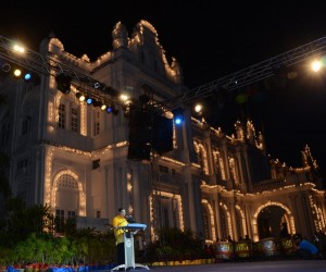 KETUA Menteri memberikan ucapannya berlatar belakang bangunan MPPP yang dihiasi kelipan lampu di Padang Kota Lama sempena Sambutan Hari Bandaraya George Town ke-55, baru-baru ini.