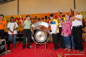 KETUA Menteri dan Lydia Ong Kok Fooi (hadapan, empat dari kanan) memalu gong sebagai gimik perasmian penutup Karnival Meriah Belia Pulau Pinang 2012 di Concept Hall, Autocity, di sini baru-baru ini.