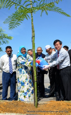 MAIMUNAH Mohd. Shariff (dua dari kiri) dan Chow Kon Yeow (depan, kanan sekali) menyiram pokok yang baru ditanam sebagai salah satu gimik sambutan Hari Ulang Tahun Ke-38 MPSP di sini baru-baru ini.