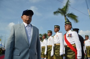 TUN Abdul Rahman Abbas membuat pemeriksaan barisan sempena sambutan Hari Malaysia Peringkat Negeri Pulau Pinang baru-baru ini. 