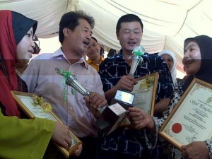 PENERIMA-penerima hadiah penghargaan daripada Kerajaan Negeri bergambar kenang-kenangan pada Majlis Sambutan HPPN & KK 2012 di sini baru-baru ini.