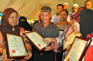 ANTARA petani, penternak dan nelayan berjaya yang menerima hadiah penghargaan daripada Kerajaan Negeri.