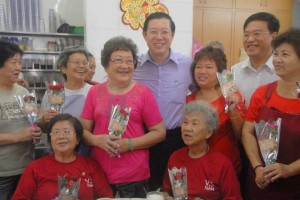 KETUA Menteri sambil ditemani ADUN Air Itam, Wong Hon Wai (dua dari kanan) bergambar kenang-kenangan bersama wanita-wanita yang menerima kuntuman bunga teluki sumbangan khas beliau.