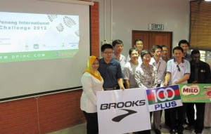 LYDIA Ong Kok Fooi (tengah, depan) bergambar bersama barisan penaja Penang International Hiking Challenge pada majlis sidang media di sini baru-baru ini.