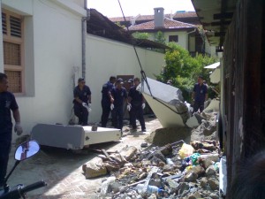 PARA Penguatkuasa MPPP sedang mengalihkan kesan perobohan tembok dengan bantuan kren di Jalan Hutton di sini baru-baru ini.  