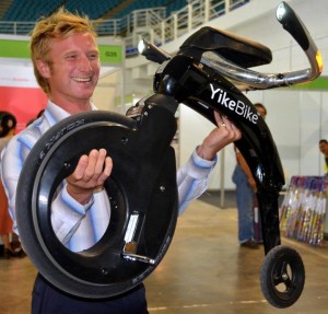 PESERTA pameran menunjukkan demo basikal elektrik teknologi baru yang lebih praktikal dan laju pada penganjuran International Industrial Expo 2012 di sini baru-baru ini.