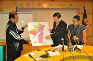KETUA Menteri dan Pengurus Besar Perbadanan Pembangunan Pulau Pinang, Datuk Rosli Jaafar (kiri sekali) menunjukkan pelan PRII yang akan dibangunkan berhampiran Zon Perindustrian Bayan Lepas.