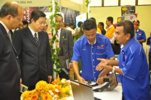 KETUA Menteri ditemani Farizan Darus (kiri sekali) mendengar penerangan daripada salah seorang wakil peserta Hari Inovasi Peringkat Negeri Pulau Pinang.