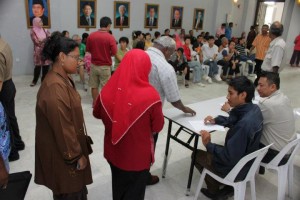 PEMILIK gerai yang terdiri daripada pelbagai bangsa hadir pada sesi temuramah permohonan tapak meniaga di Bahagian Perlesenan MPPP di sini baru-baru ini.