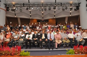 BARISAN kepimpinan negeri diketuai Timbalan Ketua Menteri I, Datuk Mansor Othman (depan enam dari kanan) bergambar bersama-sama 262 pelajar pada Majlis Peyampaian Bantuan Pendaftaran ke IPTA Peringkat Diploma Tahun 2012 di Auditorium A, Komtar di sini baru-baru ini.