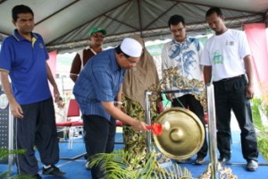 SALLEH Man memukul gong simbolik perasmian Program Komuniti Kemasyarakatan sambil diperhatikan Iszuree Ibrahim (dua dari kiri) dan Asnah Hashim (tiga dari kiri).