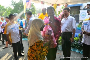 JAGDEEP Singh Deo (dua dari kanan) menyampaikan hamper kepada salah seorang penduduk bersempena penganjuran Program Ramah Mesra Penduduk DUN Datok Keramat di sini baru-baru ini.