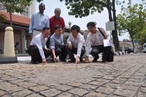 CHOW Kon Yeow (dua dari kanan) menunjukkan batu cobalt di Jalan Kapitan Keling di sini. 