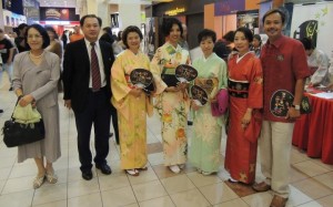EXCO Pembangunan Pelancongan dan Kebudayaan, Law Heng Kiang (dua dari kiri) bergambar bersama-sama barisan penganjur Japanese Film Festival 2012.