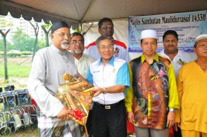 MANSOR Othman (depan, dua dari kiri) menyampaikan hadiah kepada salah seorang pemenang bersempena Majlis Sambutan Maulidur Rasul anjuran JKKK Sungai Gelugor dengan kerjasama ADUN Seri Delima di sini baru-baru ini.