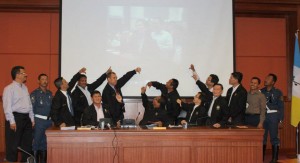 PARA Ahli Majlis MPPP menunjukkan tanda tidak bagus terhadap rakaman yang menunjukkan tindakan Jessie Ooi melemparkan fitnah palsu terhadap pihak majlis pada majlis sidang akhbar selepas Mesyuarat Biasa Majlis (MBM) di Dewan Bandaran MPPP, Padang Kota Lama, di sini baru-baru ini.