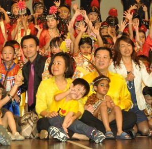 LIM Guan Eng bersama isteri dan anak beliau bergambar kenang-kenangan bersama kakitangan 'Melody Kindergarten' serta kanak-kanak tadika tersebut baru-baru ini.  