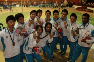 SEBAHAGIAN atlit karate menunjukkan pingat yang dimenangi pada kejohanan SUKMA XV di Pahang baru-baru ini.