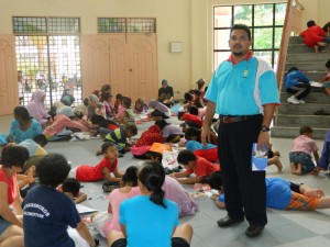 Pegawai Penyelaras DUN Teluk Bahang, Mohamad Shawal Ahmed (berdiri) memerhatikan para peserta mewarna menyiapkan lukisan masing-masing. 