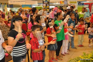 SEKUMPULAN kanak-kanak yang turut serta memeriahkan Karnival Komuniti Hijau MPSP didedahkan penggunaan semula botol minuman plastik.