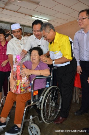 MANSOR Othman (dua dari kanan) menyampaikan hamper kepada seorang warga emas bersempena Program Mesra Rakyat Parlimen Nibong Tebal di sini baru-baru ini.