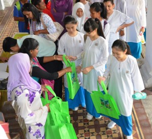 PARA pelajar mendapatkan beg kitar semula daripada para petugas Kempen Kitar Semula Peringkat Sekolah, F&N dan MPPP.