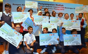 WAKIL-wakil sekolah menunjukkan replika kemenangan masing-masing pada Majlis Penyampaian Hadiah Kempen Kitar Semula Peringkat Sekolah & F&N dan MPPP.