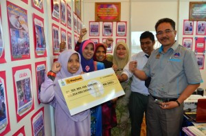 WAKIL-wakil Sekolah Menengah Kebangsaan Gemilang ceria selepas memenangi salah satu kategor Kempen Tandas Bersih Negeri Pulau Pinang 2012.