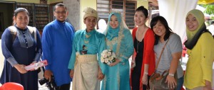 PASANGAN pengantin bergambar kenang-kenangan dengan para tetamu yang hadir di Kampung Paya, Simpang Empat. Ketua Menteri dan Mohd. Yusmadi Mohd. Yusoff turut singgah di majlis keraian berkenaan.
