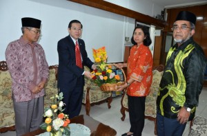 KETUA Menteri menyerahkan sumbangan kepada Sofiana Mufidah (dua dari kanan) sambil diperhatikan Mansor Othman (kiri sekali) dan Abdul Malik Abul Kassim sempena lawatan khas ke Konsulat Indonesia di sini baru-baru ini.