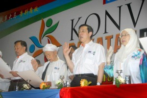 KETUA Menteri (dua dari kanan) bersama pemimpinpemimpin PR di Konvensyen PR Ke-3 di sini baru-baru ini.