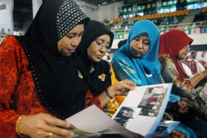 PARA perwakilan sedang memerhatikan risalah yang diedarkan