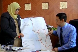 KETUA Menteri, Y.A.B. Tuan Lim Guan Eng (kanan) bersama Maimunah Mohd. Shariff (kiri) menunjukkan pelan cadangan laluan basikal bagi daerah Seberang Perai.