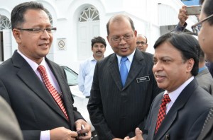 SPEAKER DUN, Datuk Abdul Halim Hussain (kiri sekali) sambil ditemani Setiausaha Kerajaan Negeri, Datuk Farizan Darus (depan, tengah) menerima kunjungan delegasi luar negara yang mengadakan lawatan khas.