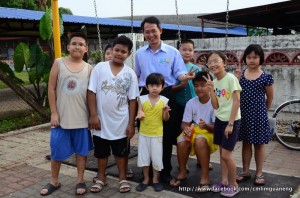 LAW choo Kiang sempat beramah-mesra dengan sekumpulan kanak-kanak pada lawatan ke pasar pagi Kampung selamat.