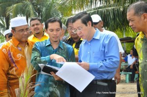 SAIFUL Lizan Sanusi (lima dari kanan) sedang memberikan penjelasan menangani fenomena hakisan di Pantai Bagan Belat kepada Ketua Menteri sambil diperhati Jusni Ismail (kanan sekali) dan Rozali Mohamud (kiri sekali)