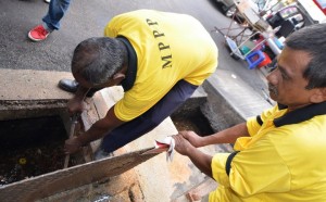 PARA Pekerja Am MPPP membersihkan saluran longkang bagi mengelakkan kejadian banjir kilat di pusat bandar George Town di sini. 