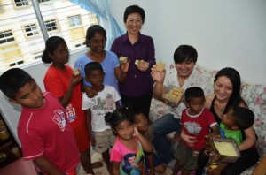 Lydia Ong (berkaca mata) dan wakil NGO yang turut serta dalam lawatan menunjukkan sabun organik yang dihasilkan oleh anak perempuan Anne.