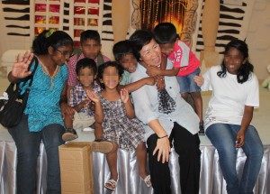 Lydia Ong (berkaca mata) beramah mesra bersama anak-anak Anne.