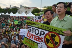 KETUA Menteri (kanan sekali) dan Chow Kon Yeaw (dua dari kanan) menunjukkan banner yang membantah operasi Lynas dalam Himpunan Hijau 2.0 di Dataran Pidato, Padang Kota Lama di sini baru-baru ini.