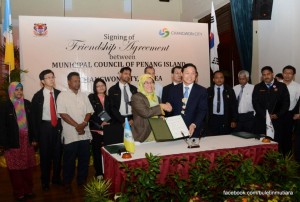 PATAHIYAH Ismail (depan, bertudung kuning) dan Park Wan Su (depan, kanan sekali) menunjukkan Memorandum Persefahaman Bandar Persabahatan Antara MPPP dan Bandar Changwon yang ditandatangani di Dewan Bandaran, Padang Kota Lama baru-baru ini.